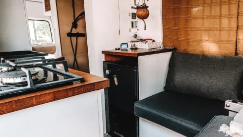 WanderVan Noé – Mooie zelfbouw camper voor 2P+kindje 