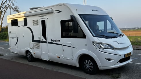 FORSTER 738 EB, 4 persons, garage and scooter included