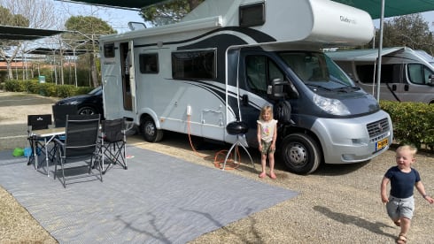 De Glucksmobil! – 6 person family camper Alcove