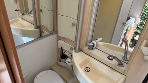 De Comfort Cruiser – Your Own Home on Wheels! Luxurious, Spacious and Reliable Hymer Alcove Camper