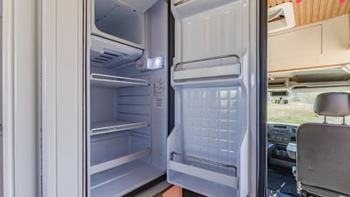 Extra high luxury off-grid camper for 2 adults and 1 child 