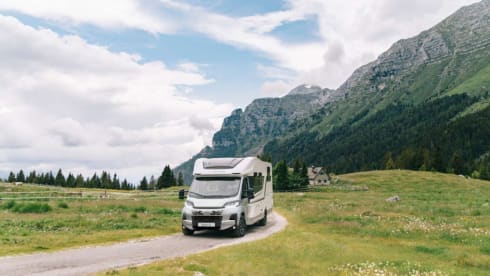 670sl – Camping-car très luxueux avec lit indépendant et beaucoup d'espace pour s'asseoir
