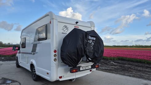 Nice compact 2 person camper with single beds.