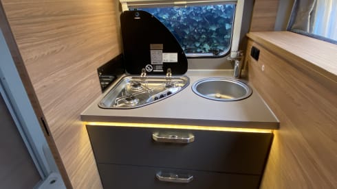 Deluxe – Integral Weinsberg Caracore 700MEG Automatic + WIFI on the road