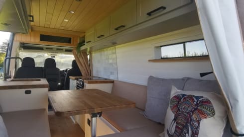 Simon – Volkswagen Crafter Luxus-Wohnmobil mit 4 Schlafplätzen