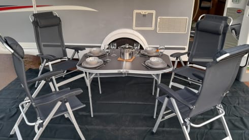 Spacious 4 person Challenger camper with queen bed