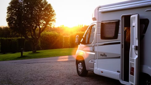 Pearl –  Essex based,4 berth luxury for your Summer/Autumn break.Insurance included
