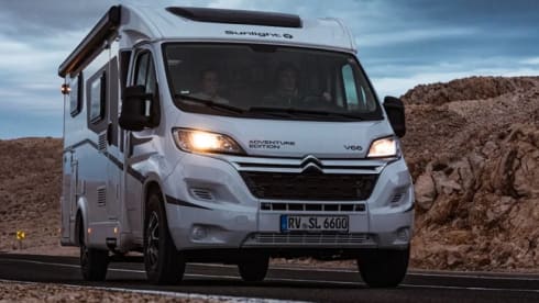 Luxe Sunlight V66 Adventure, semi-integrated camper