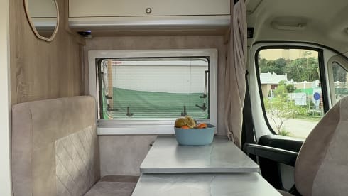 Bowie – Attractive, luxurious, off-grid campervan (incl. all-risk insurance)