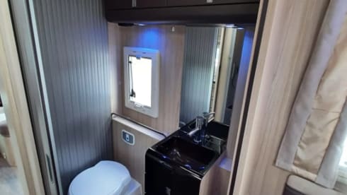 Rollerteam Orion – Hele luxe 4 persoons camper met queensbed en hefbed, veel bergruimte