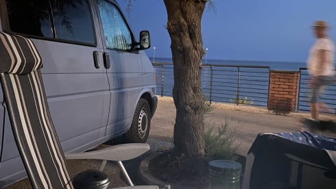 Bluebulli – Liebevoll ausgebauter VW T4 der Bock aufs reisen hat.