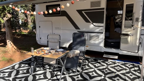 Adria Coral 670 met lengtebedden. Met alles erop en eraan! 