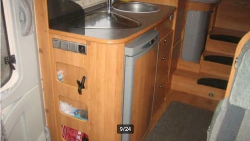 Spacious and complete 5-person family camper