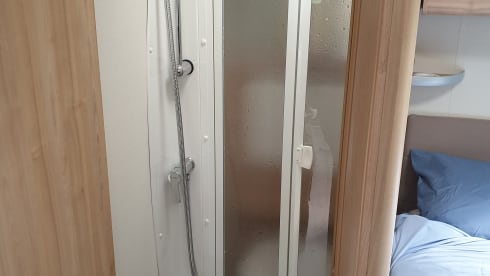 Wunderschönes, modernes, stilvolles 4-Bett-Wohnmobil zum Mieten!