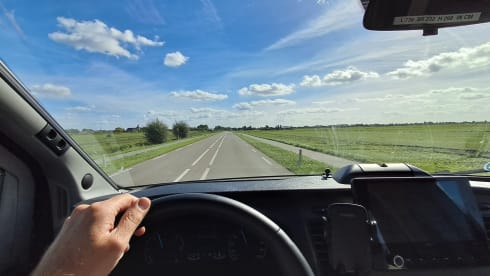Nieuwe, ruime en complete camper voor 4 personen