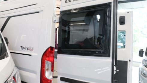 Roadhouse camperverhuur naam Surfer House – New Adria Mobil 2023 bus camper
