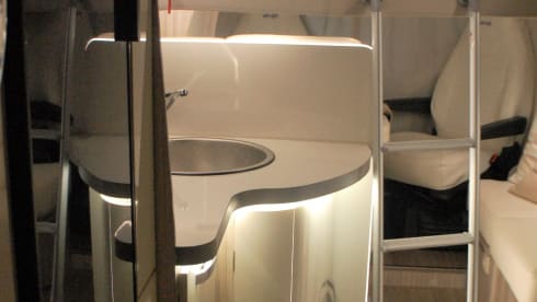 MOOIE CAMPER – > Almost new, Luxury, Complete, Camper for 2-4p