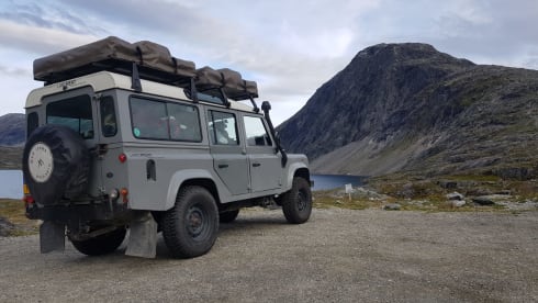 110 grijs – Land Rover Defender 110 with roof tent