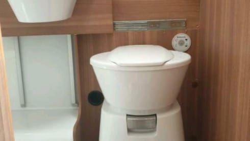 Cara  – Nice spacious alcove camper