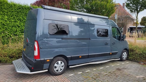 Cool, cozy 3p Renault Master campervan from 2017