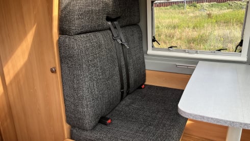  Pössl 2Win Fixed bed, Air conditioning, AUTOMATIC 3.0L 158hp