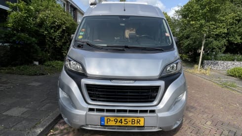 Grizzly the Gray – Self-sufficient Peugeot Boxer Camper for 2 Persons