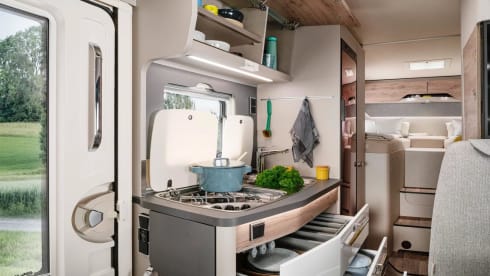 Very nice 4-6p Hymer integrated from 2021