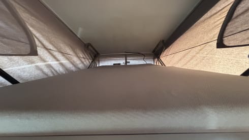 BerryBlue – 4-person Volkswagen camper from 1999 with Westfalia interior