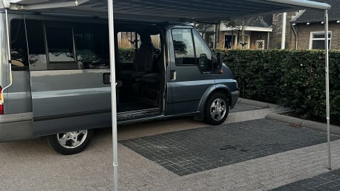4p Ford campervan uit 2003