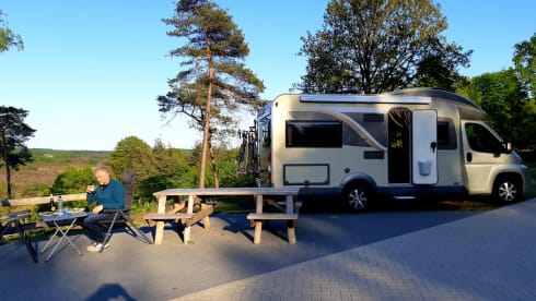 Golden Dream – Luxurious, bright, spacious, 4 pp Burstner camper