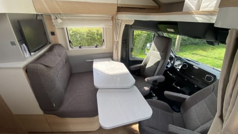 Vrijheid op wielen – Powerful luxury Hymer Mercedes camper semi-integrated from 2019