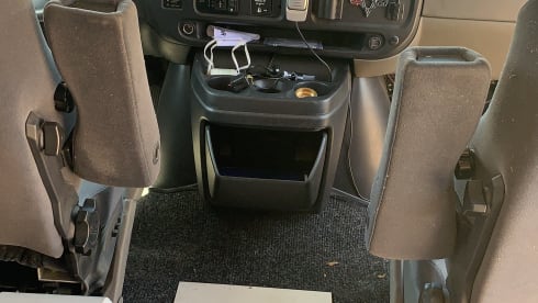 Crazy Yellow Chevy Van per andare tutti "Off Grid".