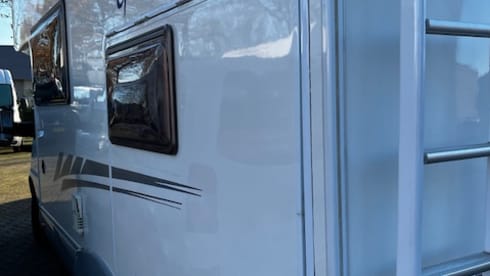 Beautiful spacious 6 person Mclouis family camper (2006)