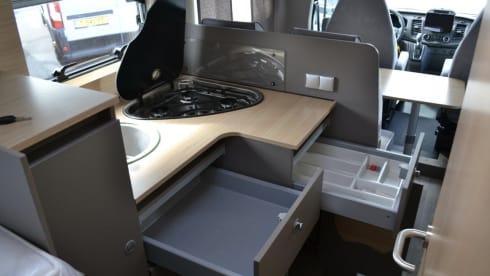 15 LMC H664 – Lmc Tourer Lift (2024) 2-4 persons automatic