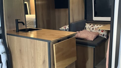 Heunie 2 – Lovely campervan from 2016 with 2 lengthways beds