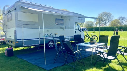 Met nieuwe navigatie, garage, airco en fietsendrager  – Comfortable family camper: see last minute August