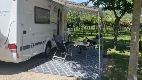 Onze camper is ook gedurende de bouwvak vakantie 2026 beschikbaar voor verhuur – 4p Dethleffs Esprit 7090 semi-integrated