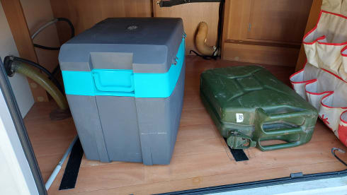 Roller Team – 4 person semi-integrated camper