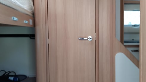 Découvrez notre camping-car McLouis luxueux et pratique - idéal pour les familles !