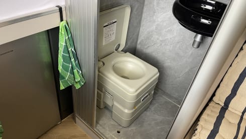 Houseonwheels 2 – Renault master buscamper jan 26 100 KM douche/ toilet ruimte standkachel.