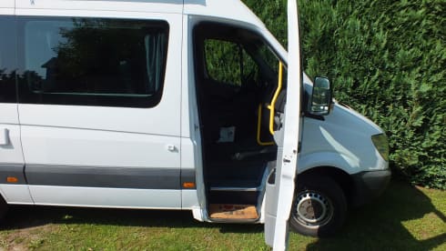 Co-Camper – Mercedes-Benz sprinter with wooden interior