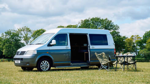 Mellow Yellow – Luxury VW T5 Camper with Large Bed & Luxury Black and Yellow Interior