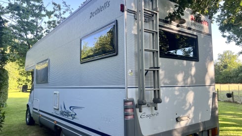 Met nieuwe navigatie, garage, airco en fietsendrager  – Comfortable family camper: see last minute August