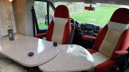 Moonlight – Wonderfully comfortable Bürstner semi-integrated motorhome