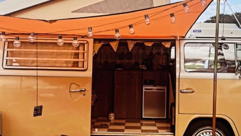 Ned – Gemoderniseerde, stuurbekrachtige, 4-persoons VW T2 met alle extra's