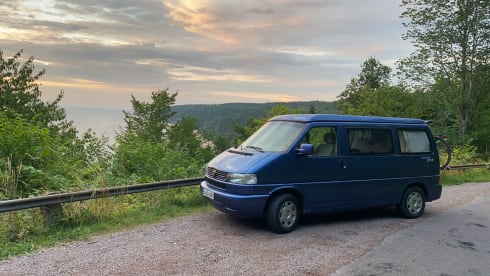 Kalle – VW T4 California Beach with pop-up roof