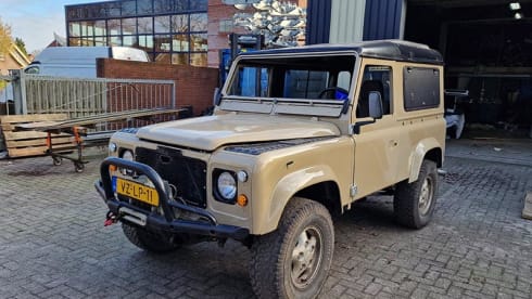 Boelo – Defender 90 300 TDI with roof tent and awning