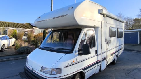 Zolu – Swift semi-integrale camper met 4 slaapplaatsen, gebouwd in 1998.