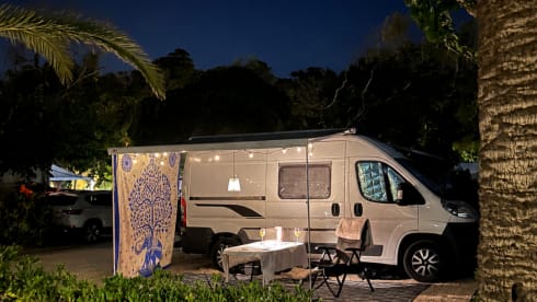 Camping-car 2 places avec climatisation dans l'espace de vie 