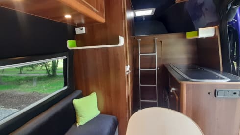 Mo – Fully loaded off-grid sports / touring home